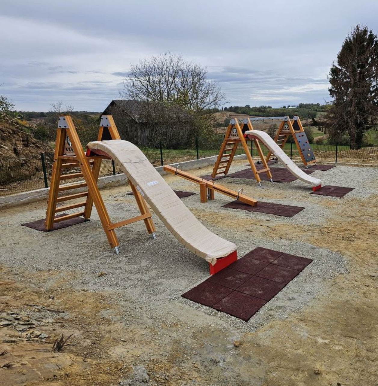 Igrala tobogan drveni vias